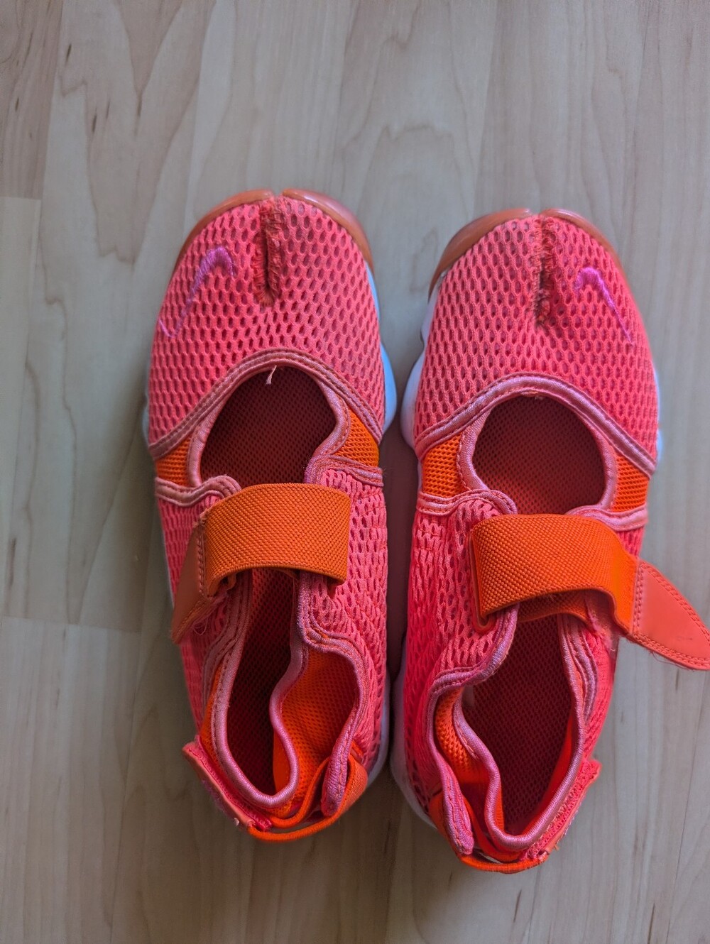 Nike Air Rift Breathe Women's 7 Total Crimson Orange Split Toe Mesh